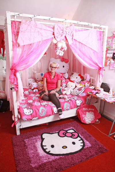Hello Kitty Fan Spends Big Amount Of Money On Her Obsession (16 pics)