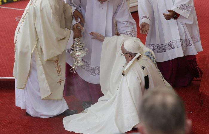 Pope Francis Falls Over During Mass With Millions Of People Watching (8 pics)