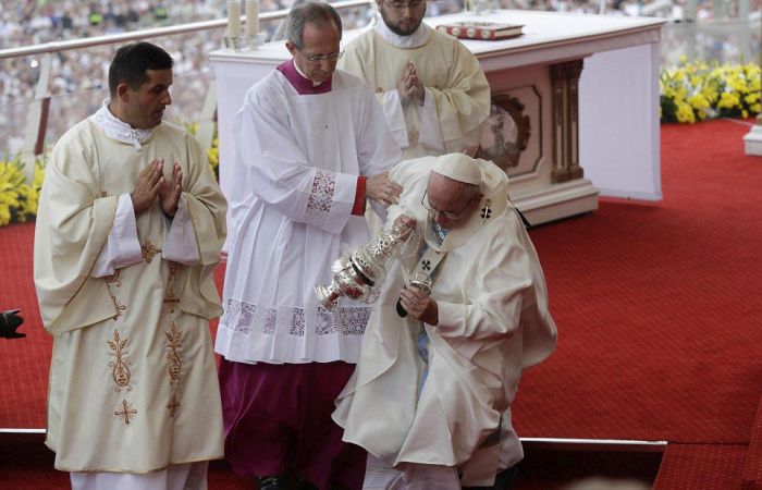 Pope Francis Falls Over During Mass With Millions Of People Watching (8 pics)