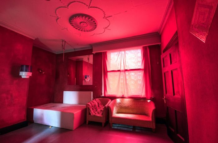 Photographer Captures The Inside Of A Former Swingers' Club (11 pics)