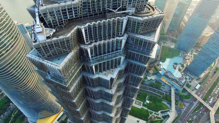 Shanghai Skyscraper Lets Visitors Walk On The Edge Without Handrails (8 pics)