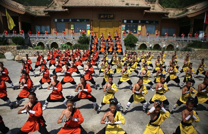Shaolin Kung Fu Monks Gather To Train In The Heat (11 pics)