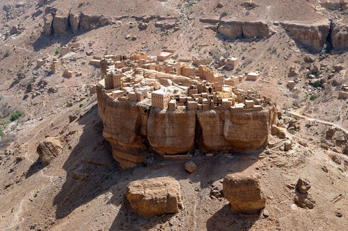 This Yemen Village Looks It's Right Out Of Lord Of The Rings (3 pics)