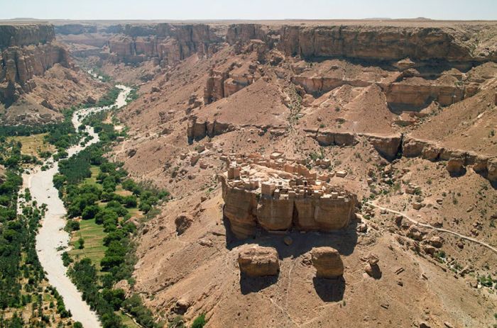 This Yemen Village Looks It's Right Out Of Lord Of The Rings (3 pics)