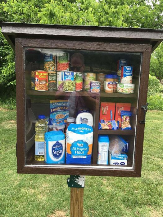 This Little Street Pantry Is An Awesome Idea (8 pics)