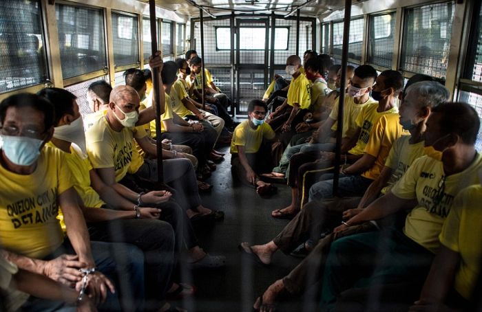 Prisoners Are Left With No Room At All In This Overcrowded Prison (14 pics)