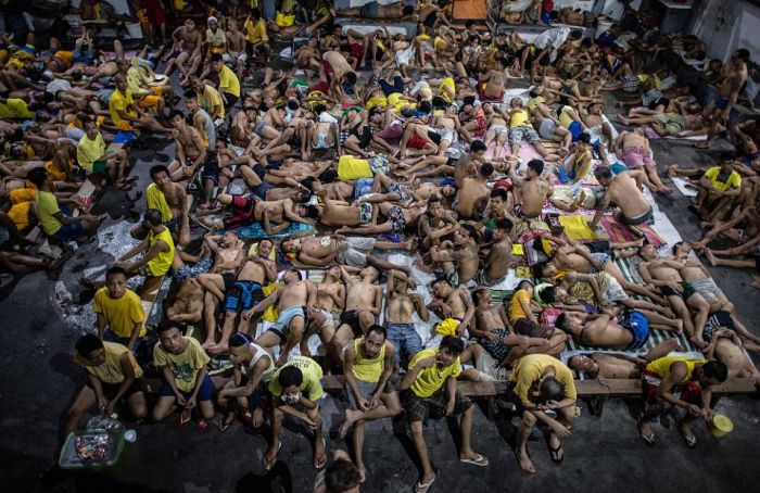 Prisoners Are Left With No Room At All In This Overcrowded Prison (14 pics)