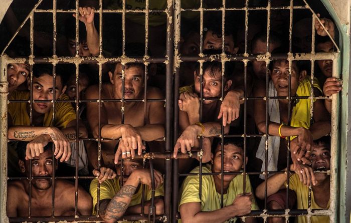 Prisoners Are Left With No Room At All In This Overcrowded Prison (14 pics)