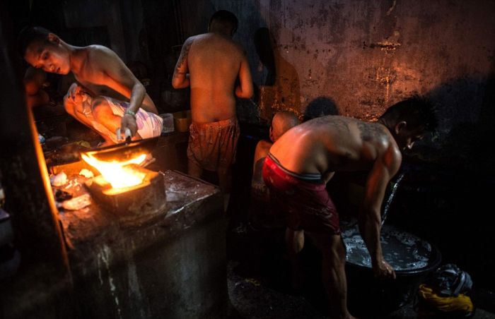 Prisoners Are Left With No Room At All In This Overcrowded Prison (14 pics)