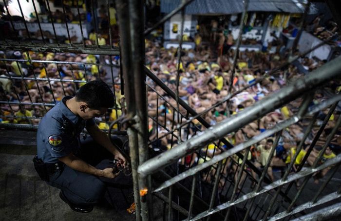 Prisoners Are Left With No Room At All In This Overcrowded Prison (14 pics)