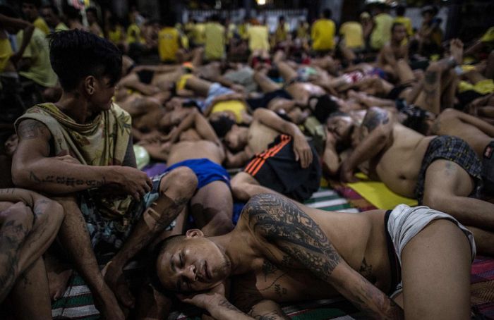 Prisoners Are Left With No Room At All In This Overcrowded Prison (14 pics)