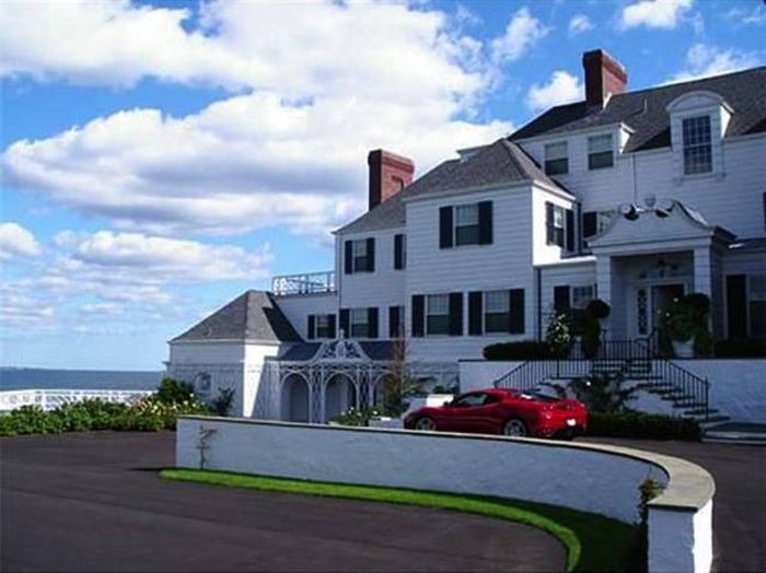 An Inside Look At Taylor Swift's $17 Million Dollar Rhode Island Mansion (18 pics)