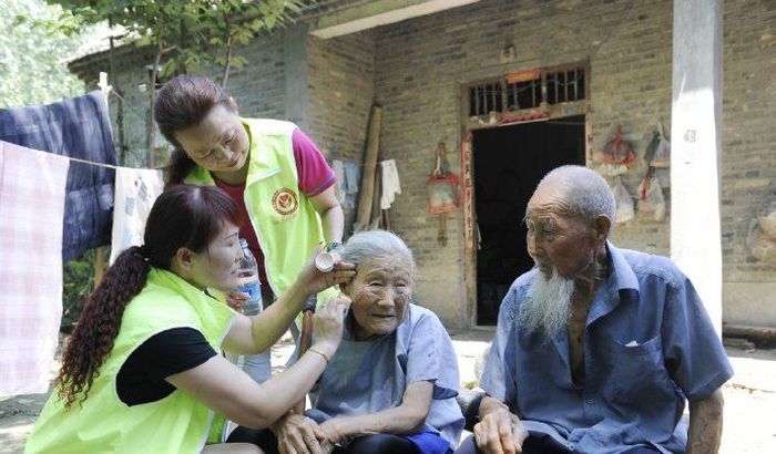 Chinese Couple Take First Wedding Photos After 80 Years Of Marriage (6 pics)