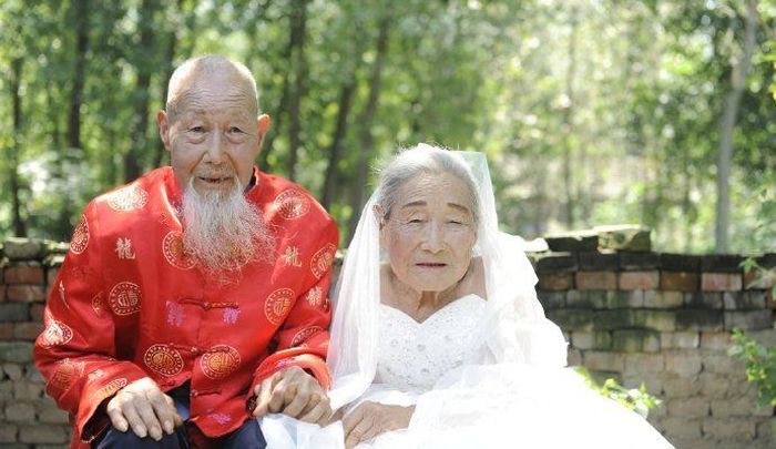 Chinese Couple Take First Wedding Photos After 80 Years Of Marriage (6 pics)