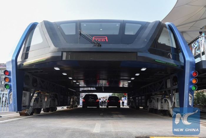 Elevated Bus Goes For A Test Drive In China (5 pics)