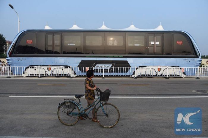 Elevated Bus Goes For A Test Drive In China (5 pics)