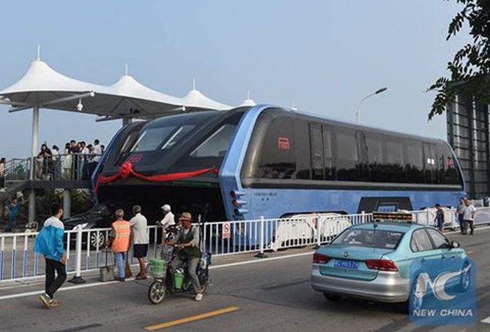 Elevated Bus Goes For A Test Drive In China (5 pics)