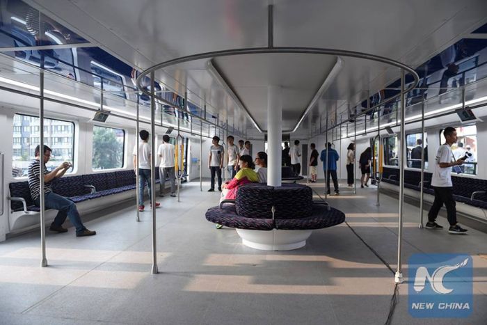 Elevated Bus Goes For A Test Drive In China (5 pics)