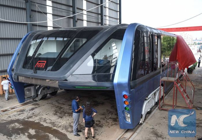 Elevated Bus Goes For A Test Drive In China (5 pics)