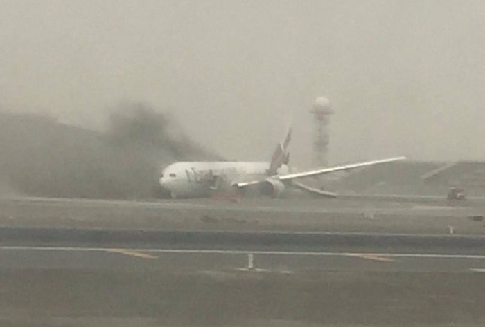 Emirates Airline Flight Crash Lands In Dubai After Catching Fire In The Air (3 pics)