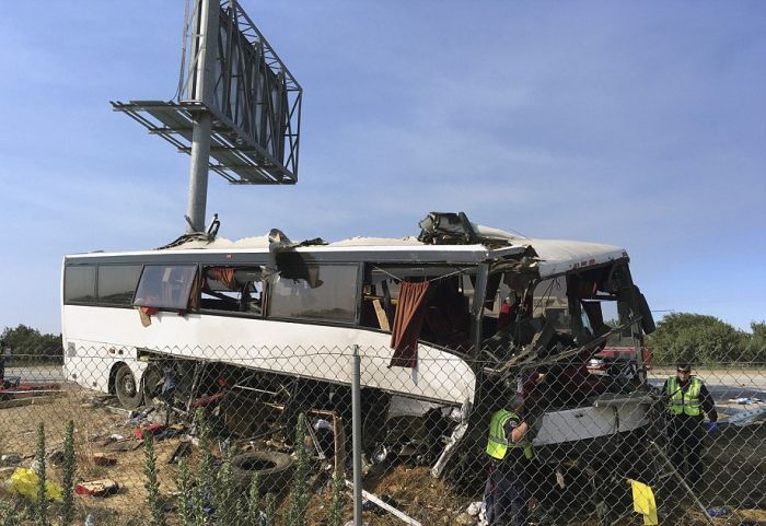 Bus Rips Through Highway Pole In California Crash (4 pics)