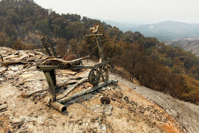 Raging Wildfires Destroy Homes In California (17 pics)