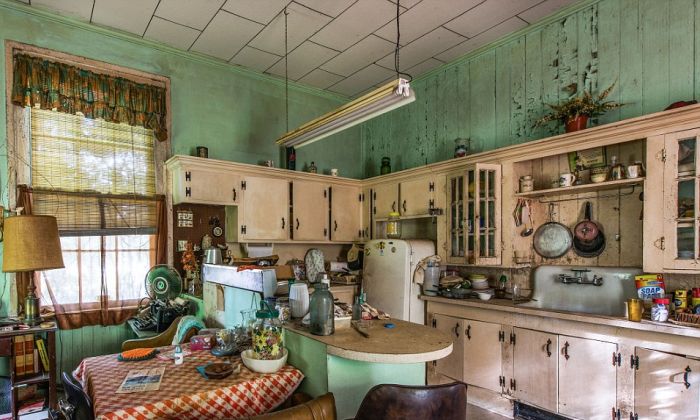 You're Going To Be Shocked When You See This Abandoned Hoarder House (10 pics)
