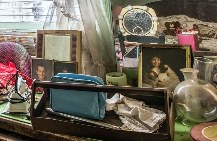 You're Going To Be Shocked When You See This Abandoned Hoarder House (10 pics)