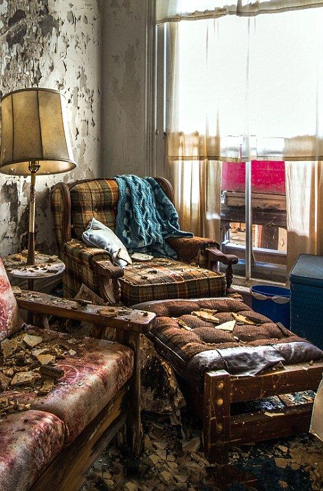 You're Going To Be Shocked When You See This Abandoned Hoarder House (10 pics)