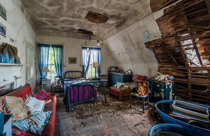 You're Going To Be Shocked When You See This Abandoned Hoarder House (10 pics)