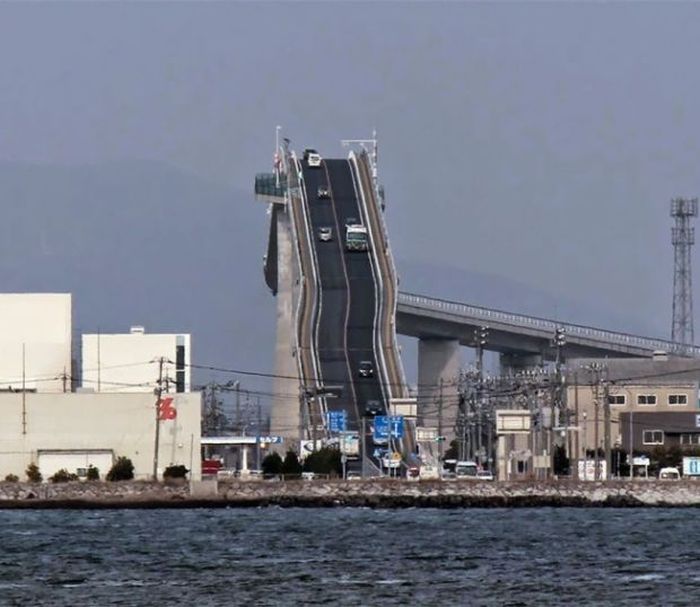 This Japanese Bridge Is A Little Terrifying (4 pics)