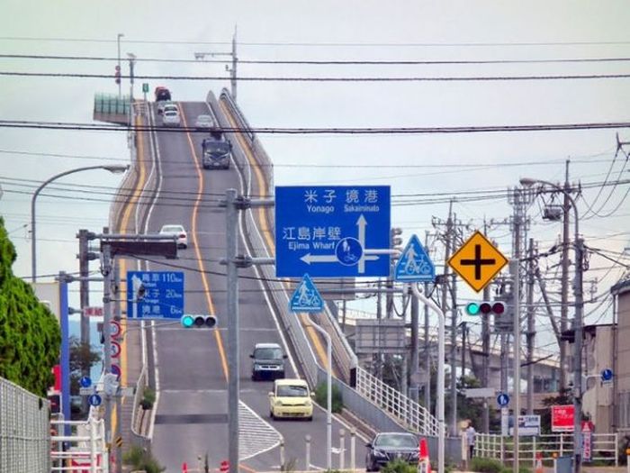 This Japanese Bridge Is A Little Terrifying (4 pics)