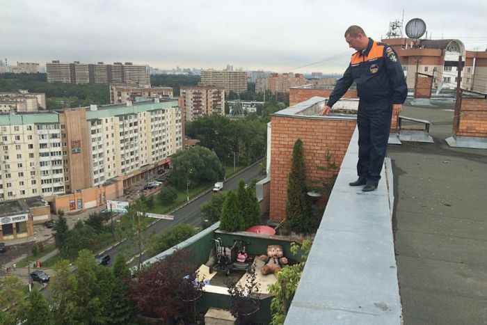 Moscow Residents Stage Luxurious Pool On The Roof (4 pics)