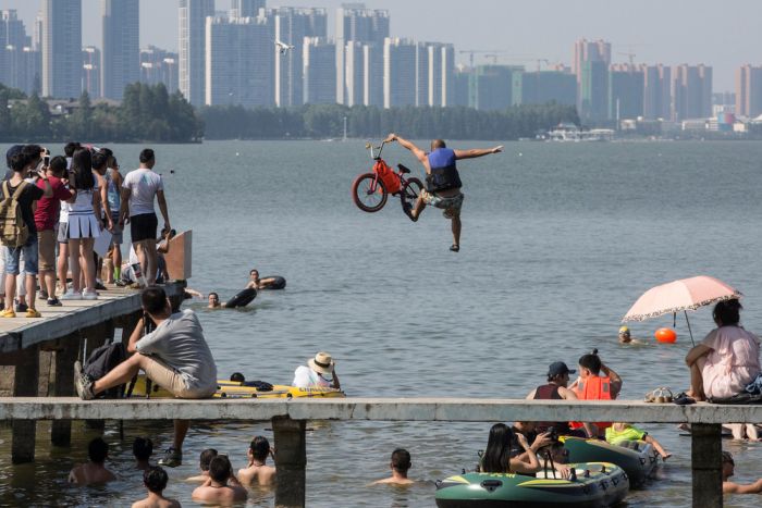 Interesting Photos Show A Glimpse Of Daily Life In China (38 pics)