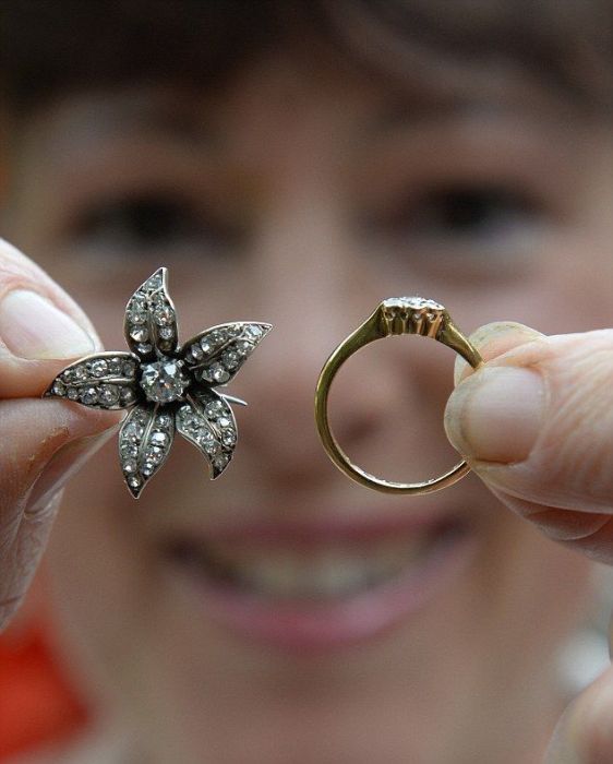 Couple Finds Incredible Diamonds Inside An Old Chair (8 pics)