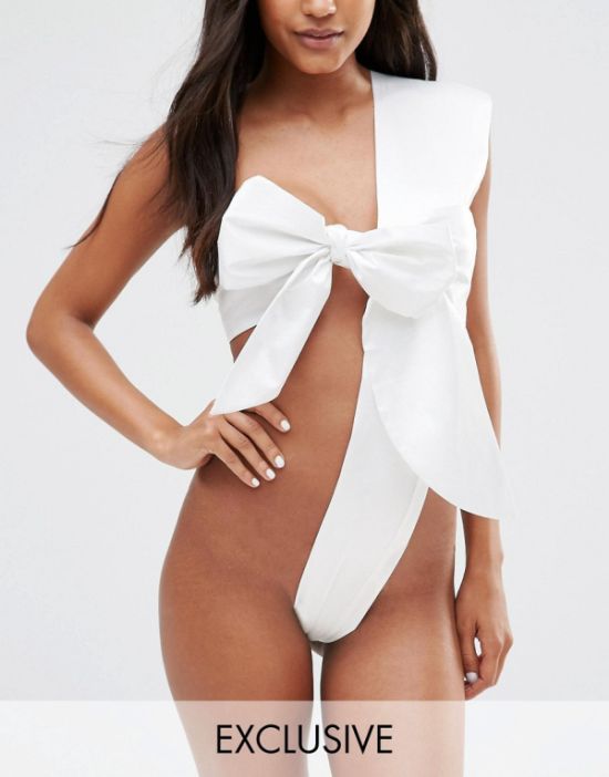 Now Women Can Literally Wrap Themselves Up Using A Body Bow (6 pics)