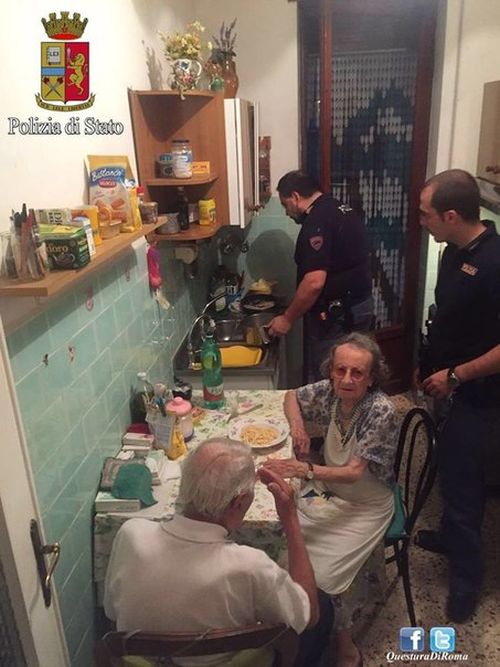 Italian Police Take A Break To Cook Pasta For The Elderly (2 pics)