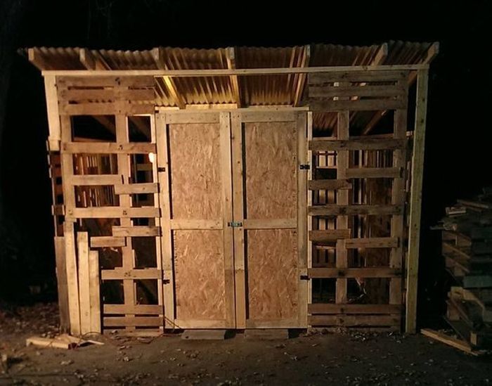 Guy Builds Impressive Shed Out Of Wooden Pallets (10 pics)