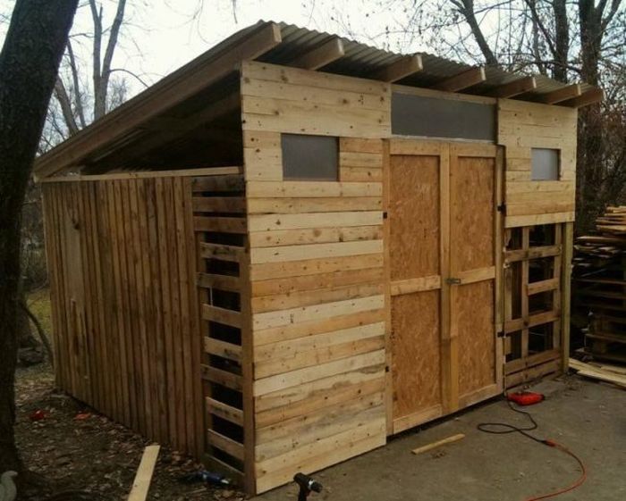 guy builds impressive shed out of wooden pallets 10 pics