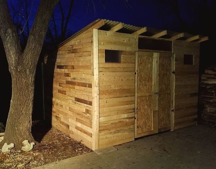 Guy Builds Impressive Shed Out Of Wooden Pallets (10 pics)