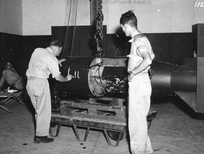 Declassified Photos Of US Soldiers Preparing For Atomic Bombings Of Japan (16 pics + video)