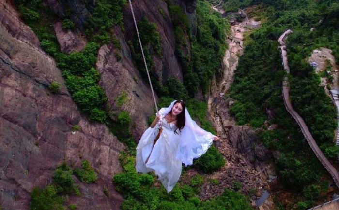Couple Holds Wedding Ceremony In The Air In China (8 pics)