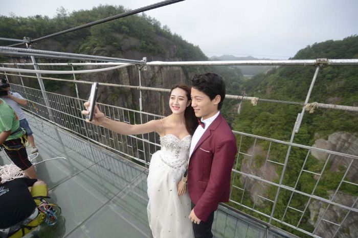 Couple Holds Wedding Ceremony In The Air In China (8 pics)