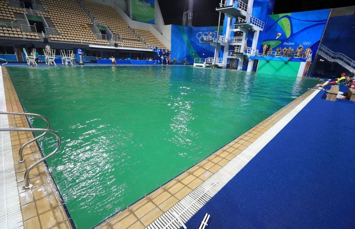 Olympic Pool In Rio Goes From Blue To Green In Just One Day (9 pics)