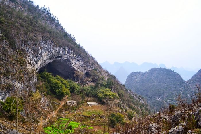 This Giant Cave In China Is Home To 100 People (6 pics)