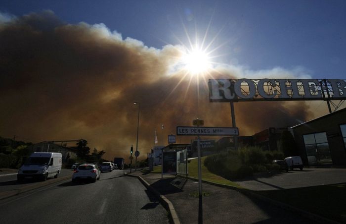 Tourists Flee As Wildfires Spread Across France (26 pics)