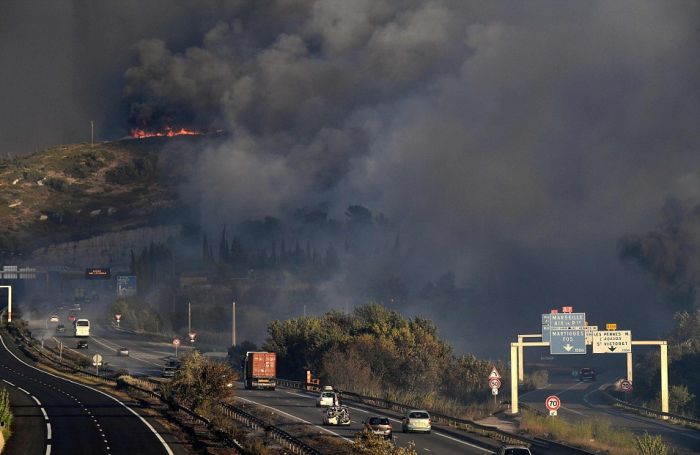 Tourists Flee As Wildfires Spread Across France (26 pics)