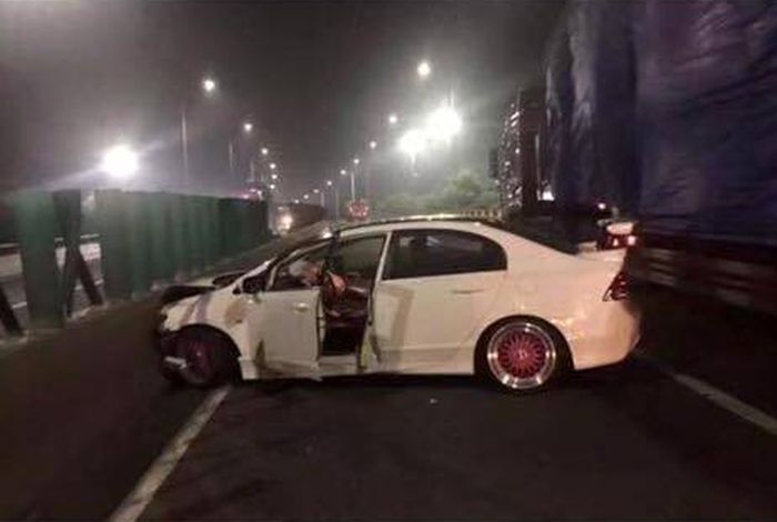 It's Pretty Obvious What Caused This Accident (3 pics)