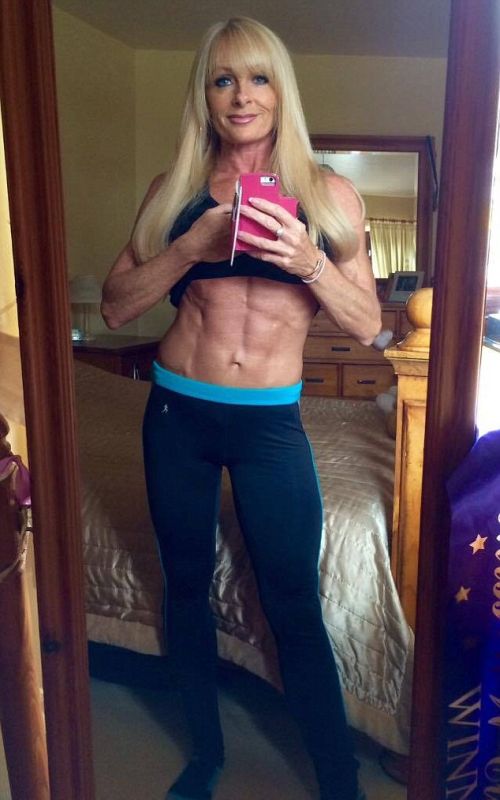 Bodybuilding Grandmother Shows Off Her Ripped Abs (8 pics)