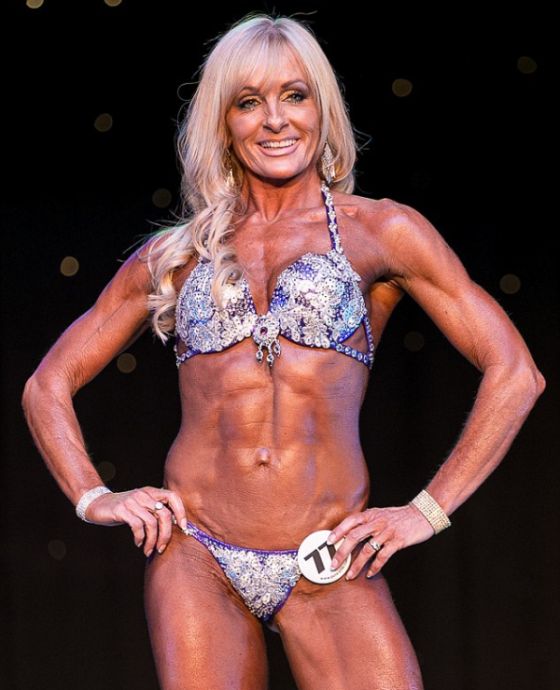 Bodybuilding Grandmother Shows Off Her Ripped Abs (8 pics)